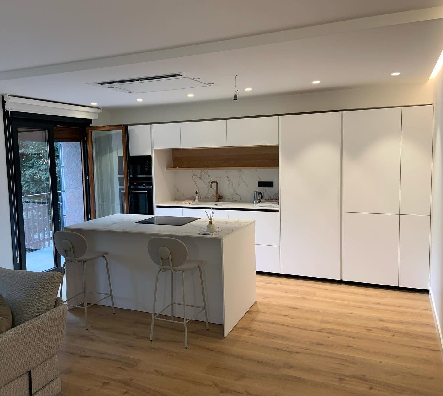 Cocina con isla de mármol